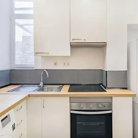 Santana | Walk To Metro & Downtown * ליסבון