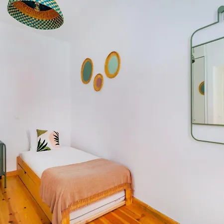 Santana | Walk To Metro & Downtown ליסבון