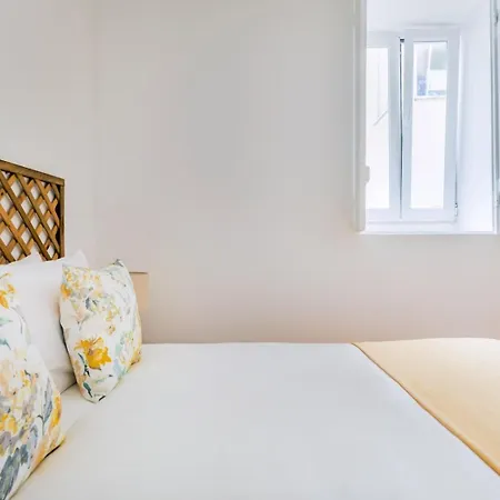 Santana | Walk To Metro & Downtown * ליסבון