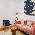 Santana | Walk To Metro & Downtown Apartment *