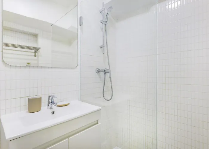 Santana | Walk To Metro & Downtown