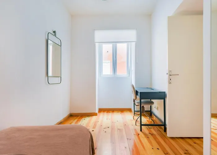 Santana | Walk To Metro & Downtown