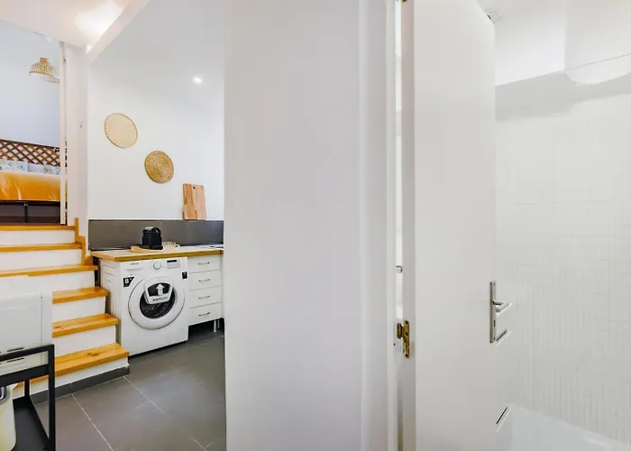 Santana | Walk To Metro & Downtown