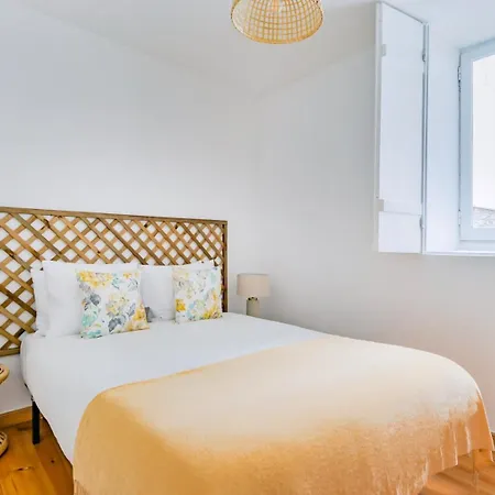 Santana | Walk To Metro & Downtown * Лісабон